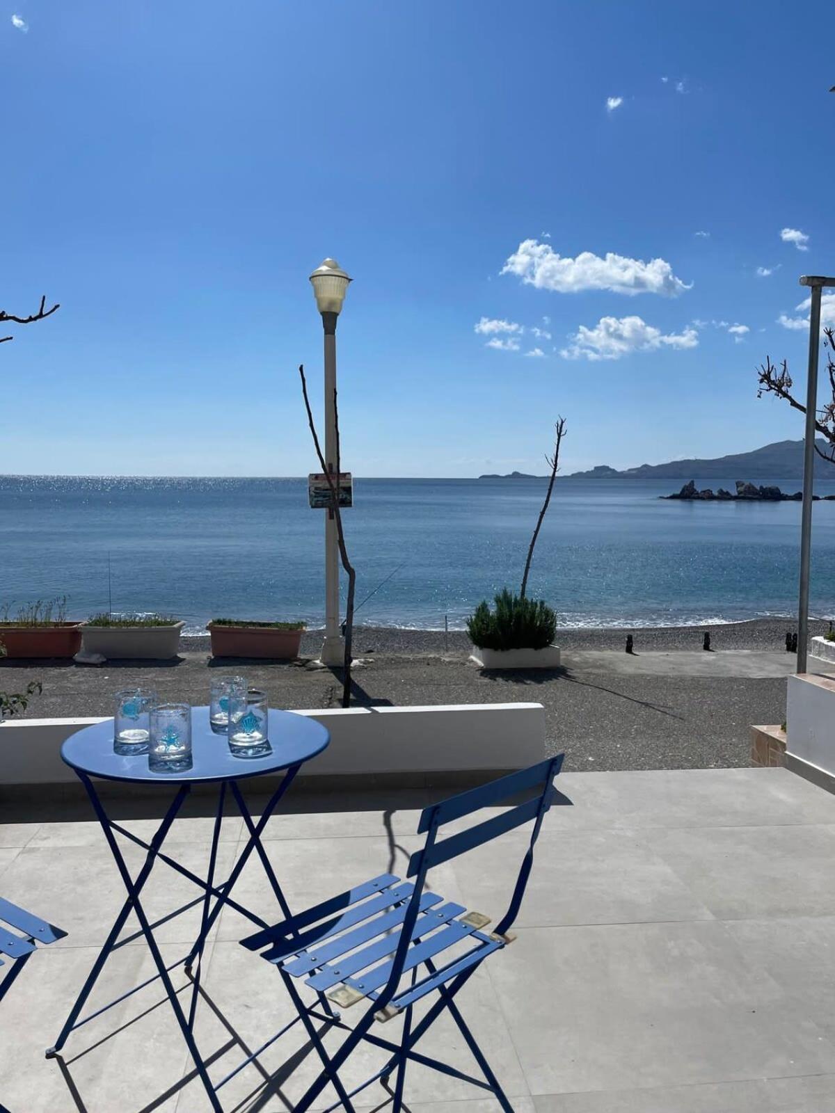 Escape Chic With Seafront Patio 公寓